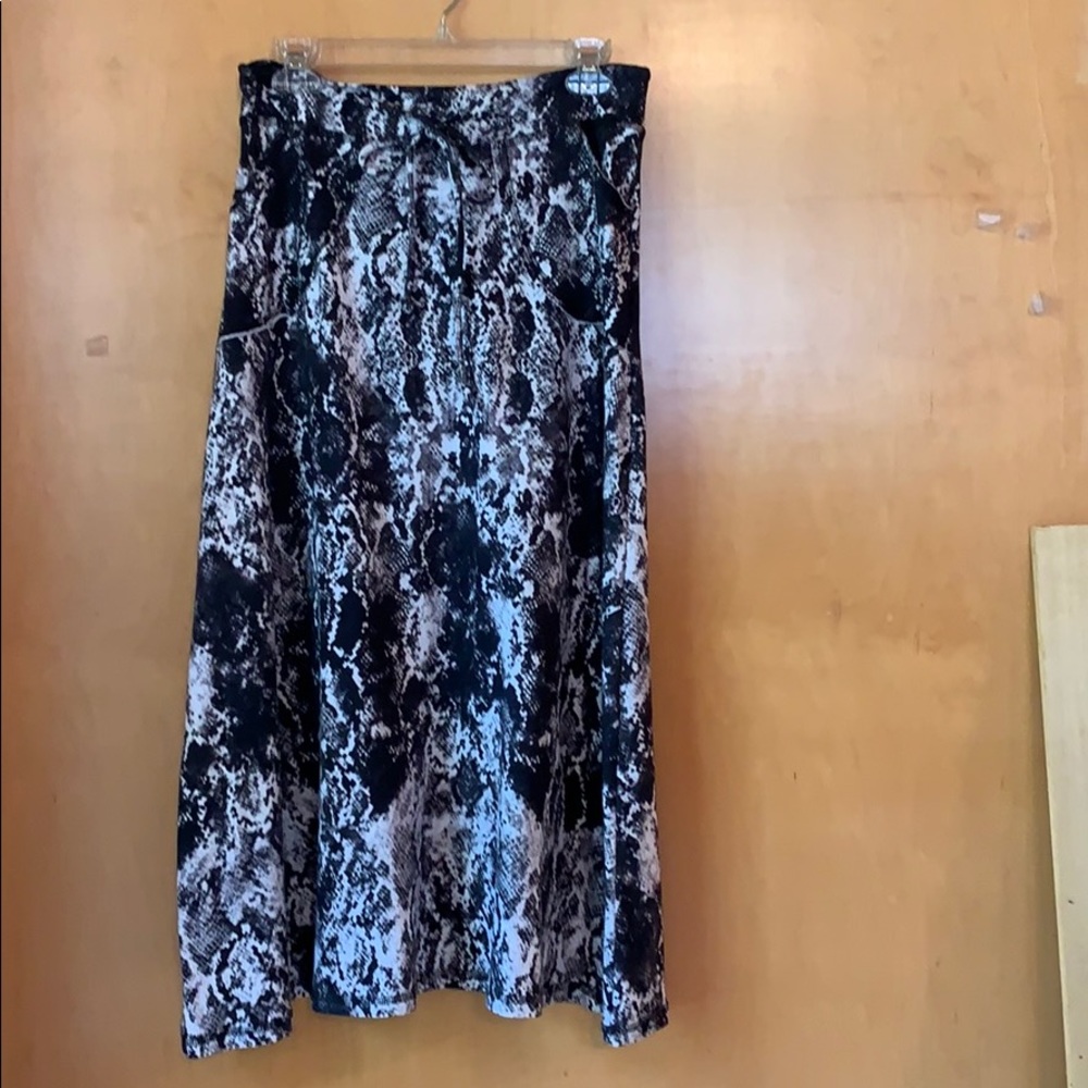Black n white snake-patterned skirt
